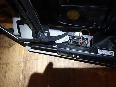 What's this black plastic part called? T5 front sliding seat adjustment stopper?-broken-black-plastic-2-jpg